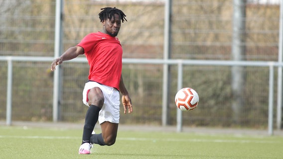 Sharif Deen Osman vom Fußball-Kreisklassisten FC Hamburger Berg Sharif Deen Osman vom Fußball-Kreisklassisten FC Hamburger Berg © Hanno Bode Foto: Hanno Bode