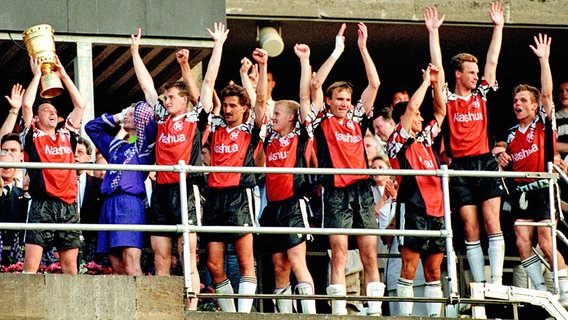 Die Fußballer von Hannover 96 bejubeln den Pokalsieg 1992 © imago/Rust Foto: Rust