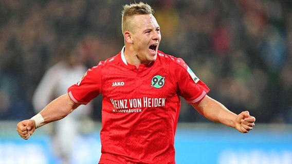 Hannovers Uffe Bech bejubelt seinen Treffer zum 4:0 gegen Ingolstadt © imago/Kaletta Foto: Kaletta
