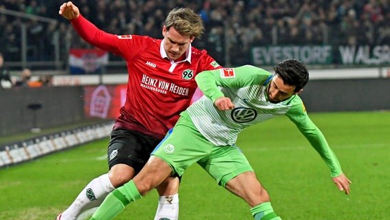 Hannovers Oliver Sorg (l.) und Wolfsburgs Yunus Malli kämpfen um den Ball © dpa-Bildfunk Foto: Peter Steffen