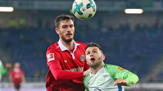 Hannovers Josip Elez (l.) im Zweikampf mit Renato Steffen vom VfL Wolfsburg © imago/regios24 