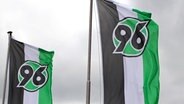 Zwei Fahnen mit dem Logo von Hannover 96 © imago/Galoppfoto 