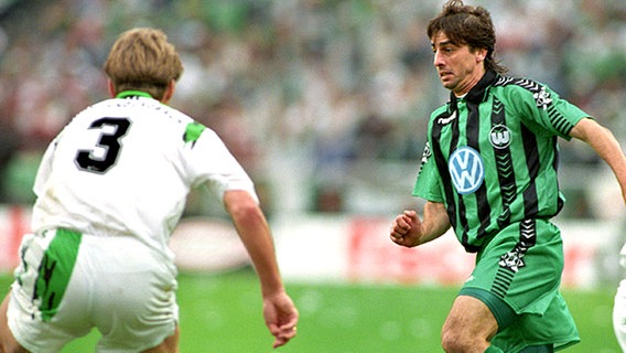 Stürmer Siggi Reich (r.) im Trikot des VfL Wolfsburg © picture-alliance / dpa 