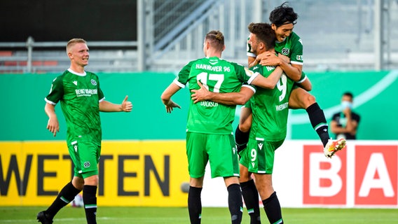 Die Spieler von Hannover 96 jubeln in grünen Trikots über ein Tor. © imago/JanHuebner Foto: Jan Huebner