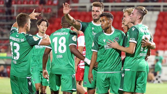 Jubel bei den Fußballern von Hannover 96 © imago images / foto2press 