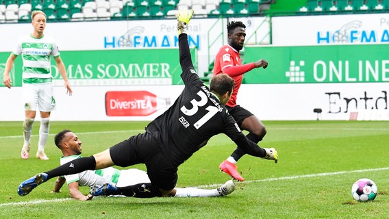 Julian Green (l.) von der SpVgg Greuther Fürth überwindet Keeper Michael Esser von Hannover 96 zum 1:0. © imago images / Zink 