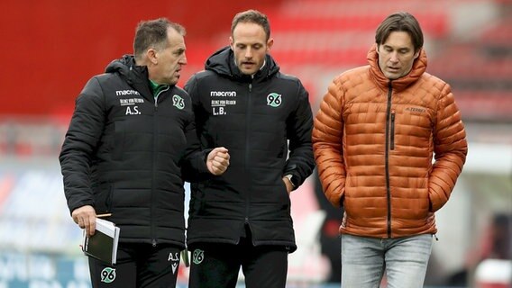Die Co-Trainer Asif Saric (l.) und Lars Barlemann (M.) und Gerhard Zuber von Hannover 96 © imago images/Eibner-Pressefoto Foto: Kohring