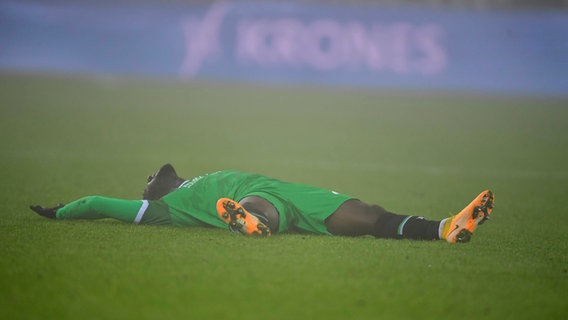 Kingsley Schindler von Hannover 96 liegt am Boden. © imago images / Zink 