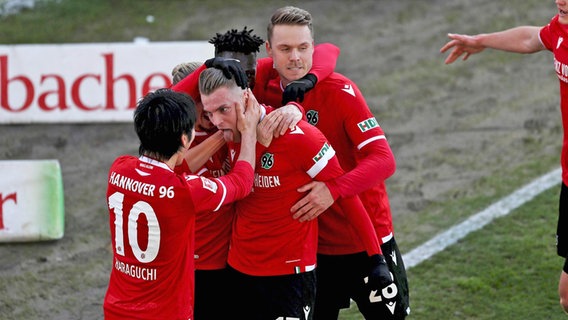 Jubel bei den Spielern von Hannover 96 um Angreifer Marvin Ducksch (3.v.l.) © imago images / Beautiful Sports 