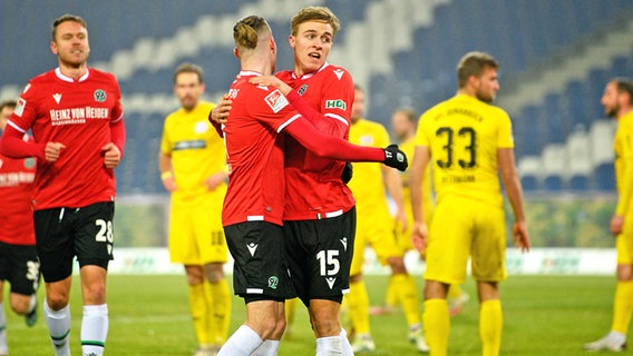 Marvin Ducksch freut sich mit Timo Hübers (r.) über dessen Tor zum 1:0 gegen den VfL Osnabrück © picture alliance/dpa Foto: Swen Pförtner