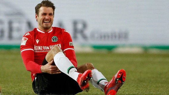 Hendrik Weydandt von Hannover 96 am Boden © imago images/Joachim Sielski 