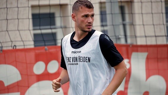 Baris Basdas von Hannover 96 © IMAGO / Joachim Sielski 