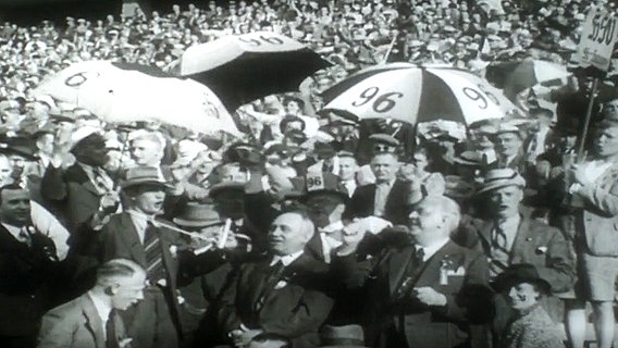 Fans von Hannover 96 beim Meisterschaftsendspiel 1938 in Berlin © NDR 