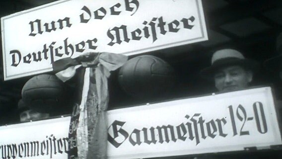 Fans von Hannover 96 begrüßen ihre Mannschaft nach der Rückkehr vom Finale am Bahnhof. © NDR 