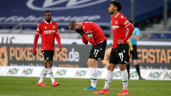 Marvin Ducksch von Hannover 96 schlägt die Hände vor das Gesicht © imago images/Joachim Sielski 