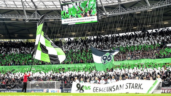 Die Fankurve von Hannover 96 © imago images/Nordphoto 