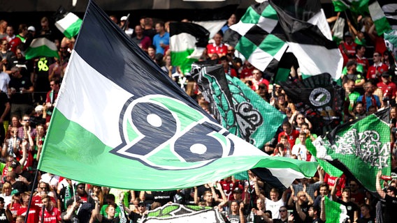 Die Fankurve von Hannover 96 © imago images / Joachim Sielski 