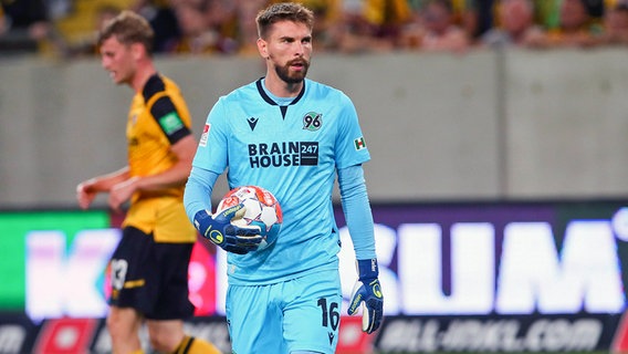 Ein enttäuschter 96-Torwart Ron-Robert Zieler © IMAGO / Picture Point LE 