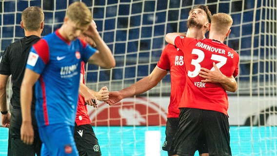 Hendrik Weydandt (2.v.r.) von Hannover 96 bejubelt mit Sebastian Kerk (r.) seinen 1:0-Siegtreffer gegen den 1. FC Heidenheim © picture alliance/dpa Foto: Julian Stratenschulte