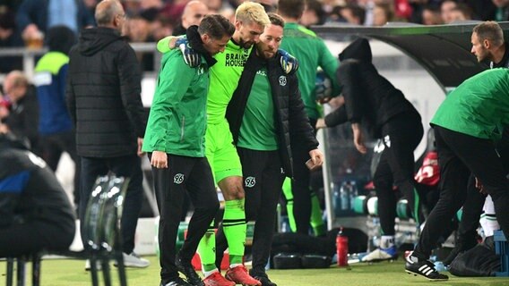 annovers Torwart Ron-Robert Zieler muss verletzt vom Platz. © picture alliance/dpa Foto: Julian Stratenschulte