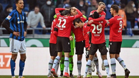 Jubel bei den Profis von Hannover 96, Enttäuschung bei HSV-Stürmer Robert Glatzel (l.) © picture alliance/dpa | Swen Pförtner 