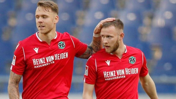 Marcel Franke (l.) und Cedric Teuchert von Hannover 96 © imago images/Joachim Sielski 