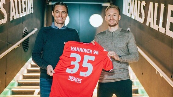 Hannovers Sportchef Marcus Mann (l.) mit Neuzugang Mark Diemers. © Hannover 96 