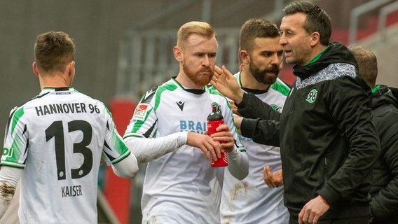 Hanovers Trainer Christoph Dabrowski (r.) muntert Sebastian Kerk (M.) auf. © picture alliance / dpa Foto: Stefan Puchner