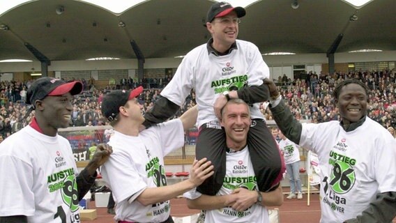 Hannovers Trainer Ralf Rangnick wird von seinem Assistenten Mirko Slomka auf den Schultern getragen. © picture alliance / dpa Foto: Holger Hollemann