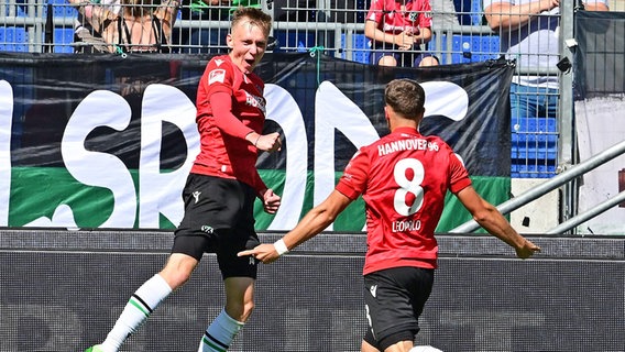 Maximilian Beier (l.) von Hannover 96 bejubelt sein Tor zum 1:0 gegen die SpVgg Greuther Fürth © IMAGO / Zink 