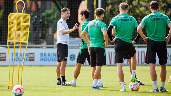 Coach Stefan Leitl beim Training von Hannover 96 © picture alliance/dpa | Michael Matthey 