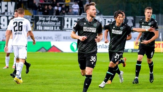 Die Spieler von Hannover 96 bejubeln einen Treffer. © IMAGO/foto2press 