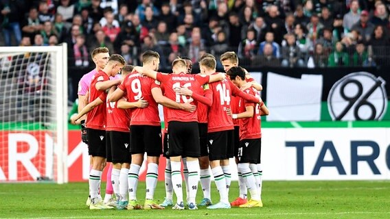 Die Spieler von Hannover 96 stehen in einem Kreis zusammen. © IMAGO/Treese 