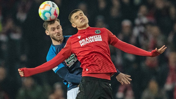 Hannovers Nicolo Tresoldi (r.) spielt gegen Kaiserslauterns Boris Tomiak. © picture alliance/dpa | Swen Pförtner 