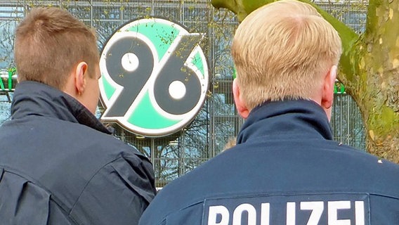 Polizisten sind vor der Bundesliga-Arena in Hannover postiert. © IMAGO / Rust 