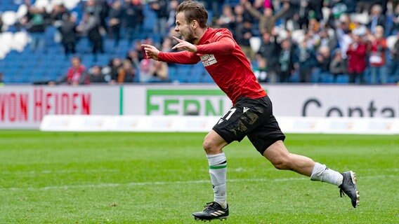 Hannovers Louis Schaub bejubelt einen Treffer. © picture alliance/dpa Foto: Swen Pförtner
