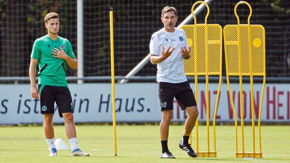 Hannover-96-Coach Stefan Leitl beim Training © picture alliance/dpa | Michael Matthey 