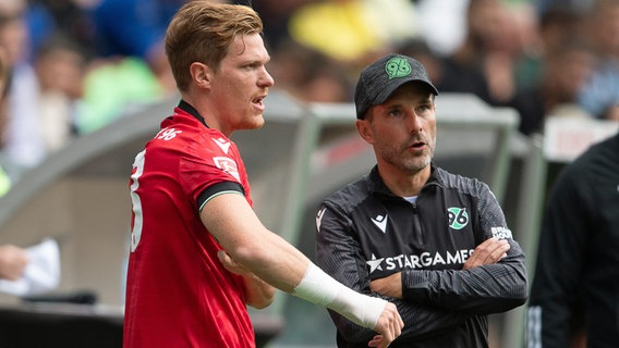 Hannovers Coach Stefan Leitl (r.) mit Marcel Halstenberg. © picture alliance / dpa Foto: Swen Pförtner