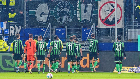 Die Mannschaft von Hannover 96 vor dem Fanblock © picture alliance / Eibner-Pressefoto | Eibner-Pressefoto/Marcel von Fehrn 