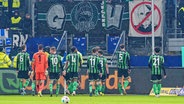 Die Mannschaft von Hannover 96 vor dem Fanblock © picture alliance / Eibner-Pressefoto | Eibner-Pressefoto/Marcel von Fehrn 