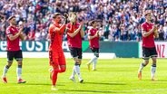 Die Spieler von Hannover 96 bedanken sich bei ihren Fans. © IMAGO/Eibner 