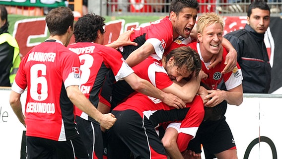 Die Spieler von Hannover 96 bejubeln den Sieg in Bochum. © AP 