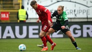 Hannovers Lars Gindorf (r.) im Zweikampf mit Kaiserslauterns Erik Wekesser © Imago Images 