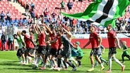Jubel bei den Fußballern von Hannover 96 © picture alliance/dpa Foto: Swen Pförtner