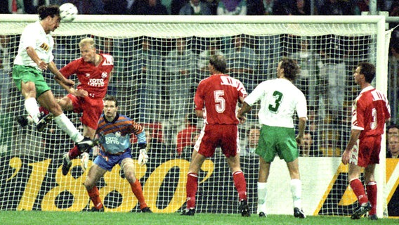 Europapokal 1992/93: Bremens Marco Bode (l.) köpft den Ball auf das Tor von Hannovers Keeper Jörg Sievers (3.v.l.). Ganz rechts im Bild: Jörg Uwe Klütz. © imago Foto: imago