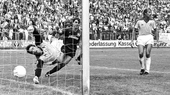 Siegfried Reich (Mitte) von Hannover 96 drückt den Ball über die Linie. © imago/Rust 