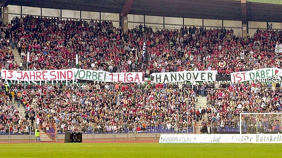 Hannovers Fans feiern die Rückkehr in die Bundesliga. © imago/pmk 