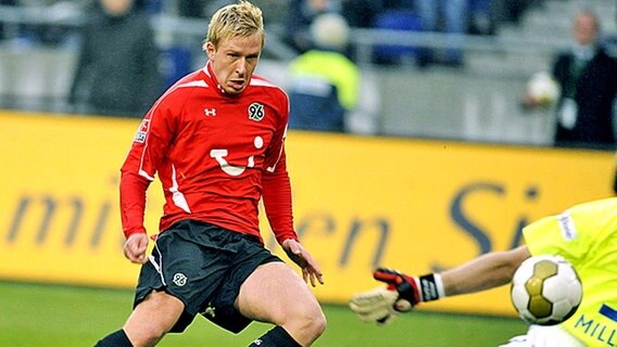 Hannovers Angreifer Mike Hanke trifft zum 1:0 gegen Karlsruhe. © dpa Foto: Jochen Lübke