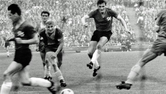 Hannovers Walter Rodekamp (Mitte) zieht im Bundesligaderby am 26.9.1964 gegen Eintracht Braunschweig ab. © imago/kicker 