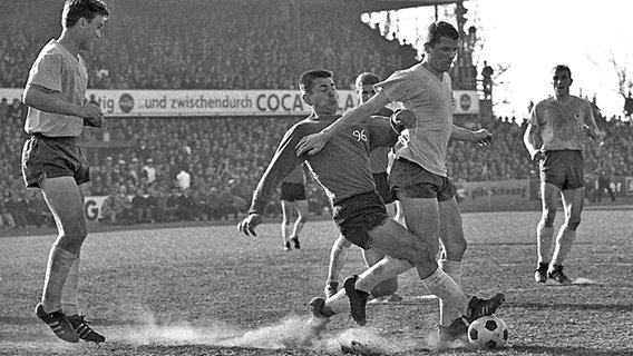 Hannovers Christian Breuer (2.v.l.) im Zweikampf gegen Braunschweigs Lothar Ulsaß am 29.04.1967 © Fritz Rust Foto: Fritz Rust